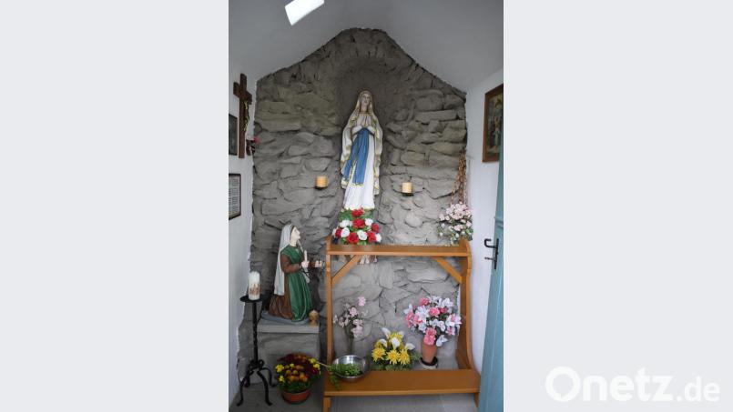 Im Altarraum ist das Wunder von Lourdes dargestellt. Kirchenmaler Ernst Zimmer hat die farbliche Gestaltung übernommen. Bild: bnr