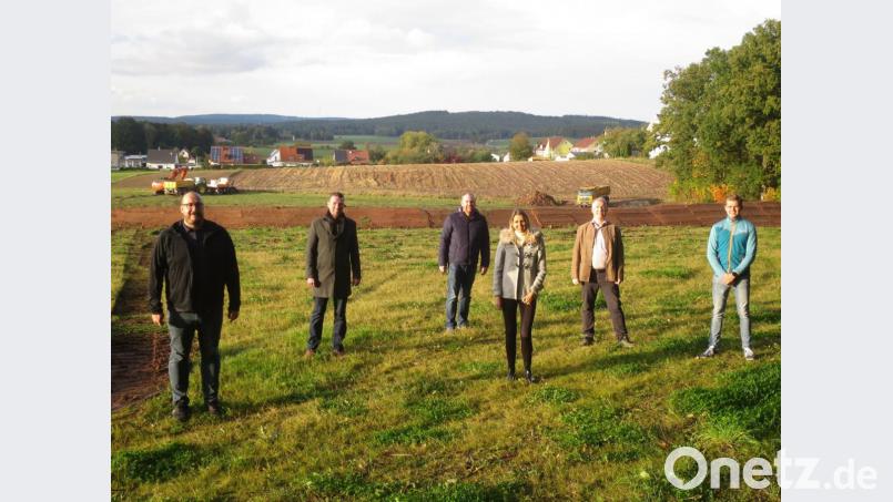 Corona-bedingt im ganz kleinen Kreis und mit Abstand haben sich die Ammersrichter Stadträte Gabi Donhauser (Dritte von rechts), Christian Schafbauer (Zweiter von links) und Stefan Ott (Zweiter von rechts) mit den Vorständen von JU, Matthias Weigl (rechts), und CSU, Markus Donhauser (links) und Tobias Stubenvoll (Dritter von links) den Beginn der Baumaßnahme Hochwasserschutzbecken angesehen. Bild: scha