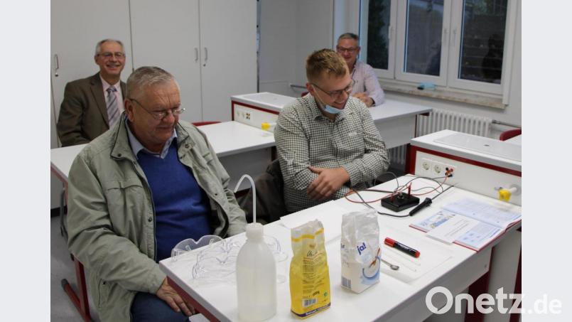 Der neue Chemiesaal der Realschule Auerbach wird seiner Bestimmung übergeben. Bild: Realschule Auerbach/exb