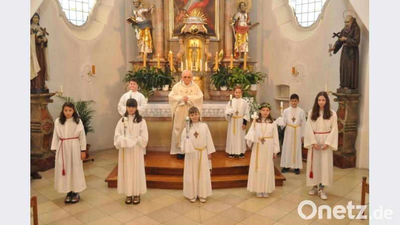 Bei der zweiten Erstkommunionfeier mit Pfarrer Gerhard Schmidt empfingen sechs Buben und Mädchen zum ersten Mal den Leib des Herrn und dürfen zukünftig als vollwertige Christen an den Gottesdiensten teilnehmen. Flankiert wurden sie von den zwei Messdienern. Bild: dob