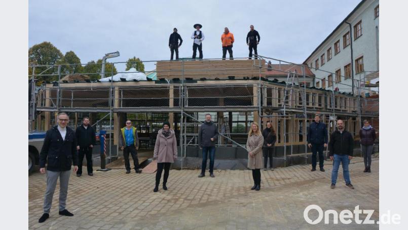 Im Zuge der Erweiterung der Grundschulaula wurde am Kirchweihmontag das Richtfest gefeiert. Zimmerermeister Lars Siller (oben, Zweiter von links) präsentierte den Richtspruch. Mit dabei waren unter anderem Bürgermeister Bernd Sommer (links), Konrektorin Kerstin Münchmeier (Vierte von links), Architekt Peter Kuchenreuther (Fünfter von links), Schulleiterin Karin Gleißner (Fünfte von rechts) sowie Bauleiter Markus Wolfrum (Zweiter von rechts). Bild: jr