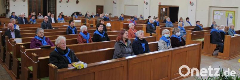 In der Corona-Pandemie begeht der Katholische Frauenbund Stulln das 40-jährige 
Gründungsjubiläum in der St- Barbara-Kirche. Pfarrer Heinrich Rosner zelebrierte den Festgottesdienst. Bild: Helmut Kramer/exb