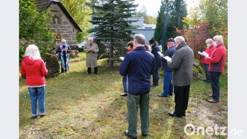 Die Marienandachten des Männervereins vor der Kriegerkapelle in Stegenthumbach haben eine lange Tradition. Die wegen der Coronakrise ausgefallene Maiandacht wird nun im Rosenkranzmonat Oktober nachgeholt. Bild: do
