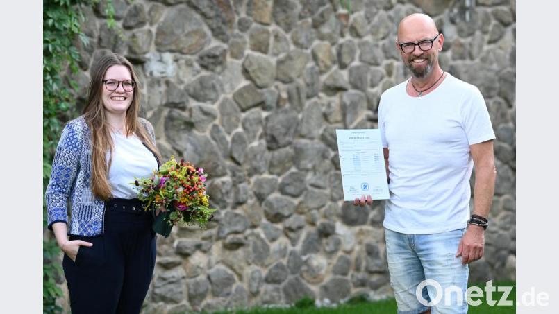 Stefanie Heinl ist nicht nur beste Fotografen-Gesellin ihres Jahrgangs, sondern auch noch Kammersiegerin auf Bezirksebene in Niederbayern-Oberpfalz.. Ihr ehemaliger Ausbilder Harald Kraus gratulierte der jungen Frau und erhielt daneben ebenfalls eine schriftliche Würdigung, da er als Ausbildungsbetrieb maßgeblich am Erfolg der Fotografin beteiligt war. Bild: dob