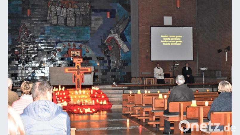 Diev dunkle Friedenskirche wird vom Arbeitskreis Ökumene mit einer Vielzahl von Kerzen erhellt. Bild: rgr
