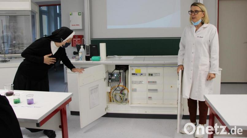 Der neue Chemiesaal der Realschule Auerbach wird seiner Bestimmung übergeben. Bild: Realschule Auerbach/exb
