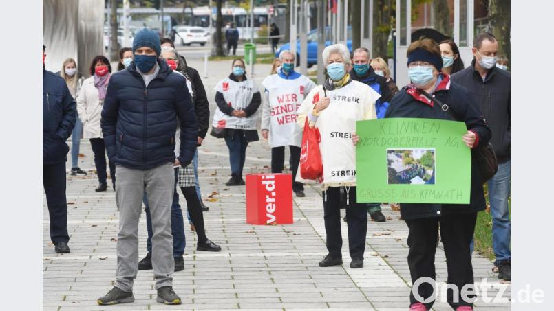 &quot;Aktive Mittagspause&quot; von Verdi vor der Max-Reger-Halle in Weiden. Bild: Gabi Schönberger