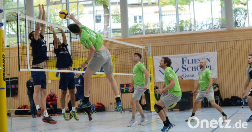 Fabian Buck (am Ball) bei einem Angriff des VC Amberg im Heimspiel gegen den TSV Dinkelsbühl. Bild: Andreas Brückmann
