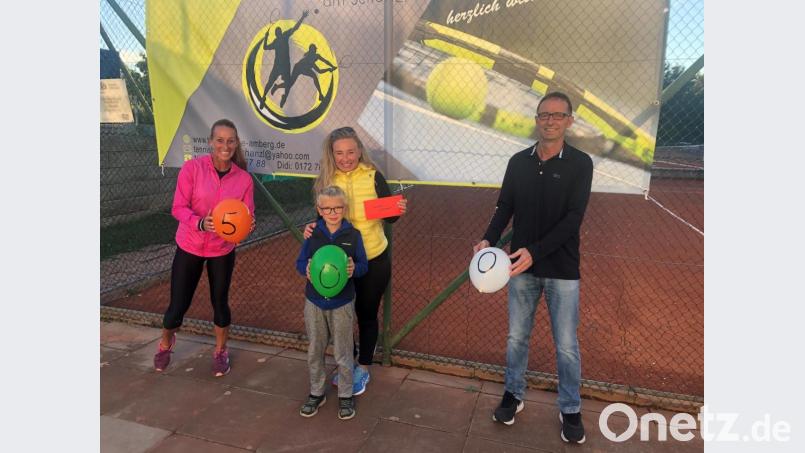 Der TC Amberg am Schanzl knackte die 500er-Marke (von links): Nicky Marquard, die Neumitglieder Anna Brzoska und Gustav Oeckl sowie Norbert Henn vom Vorstand des TC Schanzl. Bild: Sabine Henn/exb