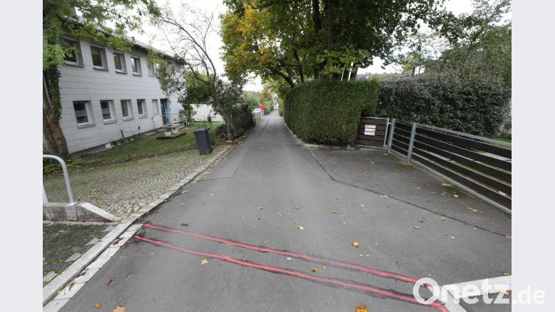 Die beiden roten Streifen kennzeichnen den Platz, an dem einmal die &quot;Mauer&quot; stehen soll. Bild: Wolfgang Steinbacher