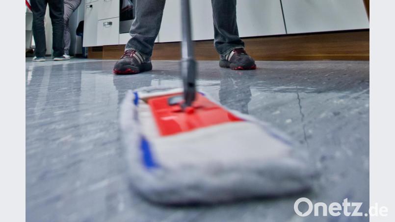 Einen Wischmopp nutze eine Weidenerin am Samstag, um sich im Streit zu verteidigen. Archivbild: Daniel Karmann/dpa