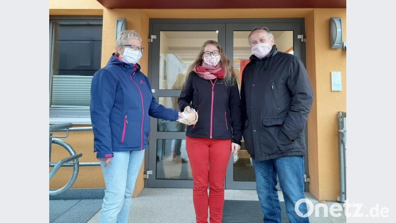 Kindergartenleiterin Christine Sporrer (Mitte) freut sich über die 500 Euro vom Obst- und Gartenbauverein. Bild: exb
