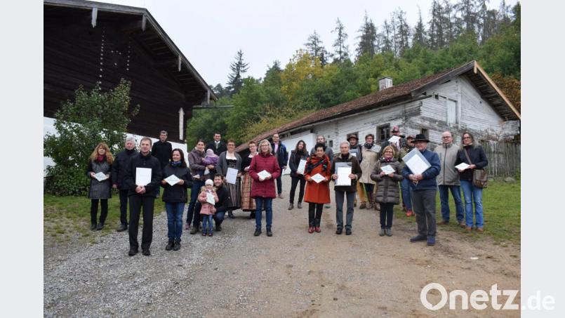 14 Gartenbesitzer aus dem gesamten Landkreis wurden mit Urkunde und Plakette für ihren zertifizierten Naturgarten ausgezeichnet. Landrat Thomas Ebeling und Kreisfachberater Wolfgang Grosser überreichten im Freilandmuseum den verdienten Lohn an die erfolgreichen Gartengestalter. Bild: bnr