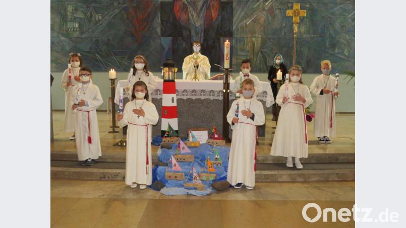 Vier Buben und vier Mädchen empfingen in Altenstadt die erste Kommunion. Mit Pfarrer Thomas Kopp (hinten, Mitte) und Gemeindereferentin Birgit Riebel-Lang (hinten, rechts) feierten sie den Gottesdienst. Bild: adj