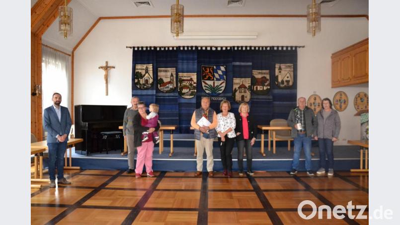 Familie Weiß aus Dortmund (Mitte) verbringt derzeit ihren 55. Aufenthalt in Moosbach. Bürgermeister Bulenda dankt ihnen sowie der Familie Zwigl (links) und der Familie Zirkel (rechts). Bild: gi