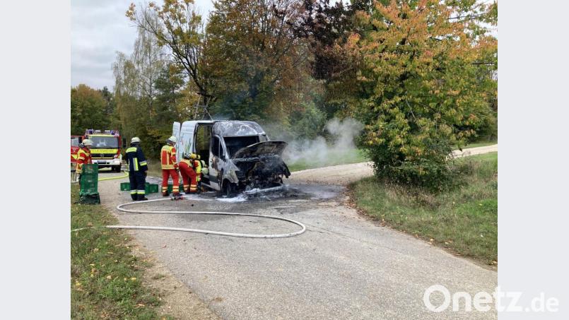 Der Fahrer dieses Mercedes Sprinter hatte Glück im Unglück. Er überstand den Brand ersten Erkenntnissen zufolge ohne Verletzungen. Bild: Polizeiinspektion Sulzbach-Rosenberg