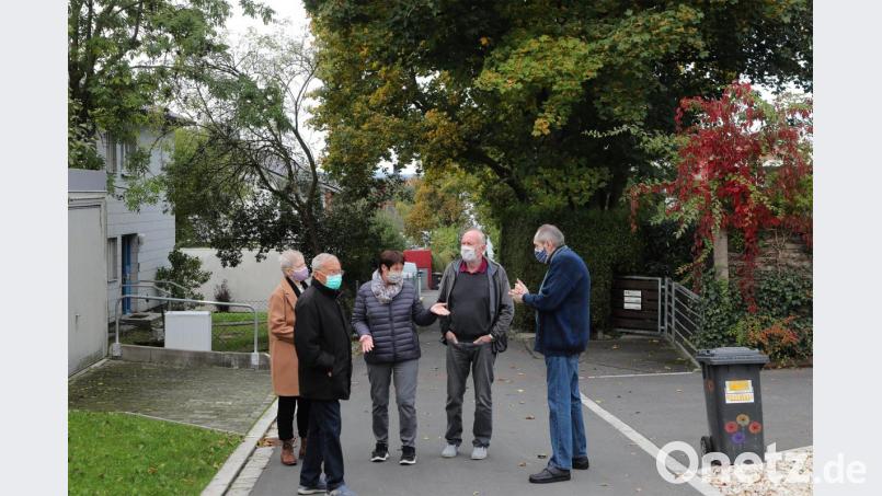 Der befürchtete &quot;Mauerbau&quot; ist tägliches Gesprächsthema unter den Anwohnern der Dostlerstraße. Hier stehen sie an der Engstelle zwischen ausgebautem und nicht ausgebautem Straßenteil, an der das Bauwerk entstehen soll. Bild: Wolfgang Steinbacher