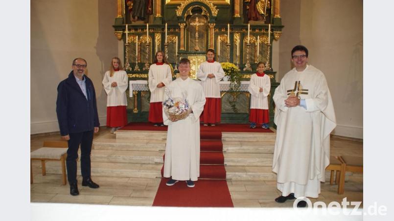 Pfarrer Wolfgang Dietz (rechts) und PGR-Sprecher Herbert Spichtinger (links) gratulierten Christian Glaser (Mitte) zum erfolgreichen Abschluss der zweiten Dienstprüfung und zur Aussendung als Gemeindereferent in der Pfarreiengemeinschaft Schönsee-Weiding. Bild: mmj