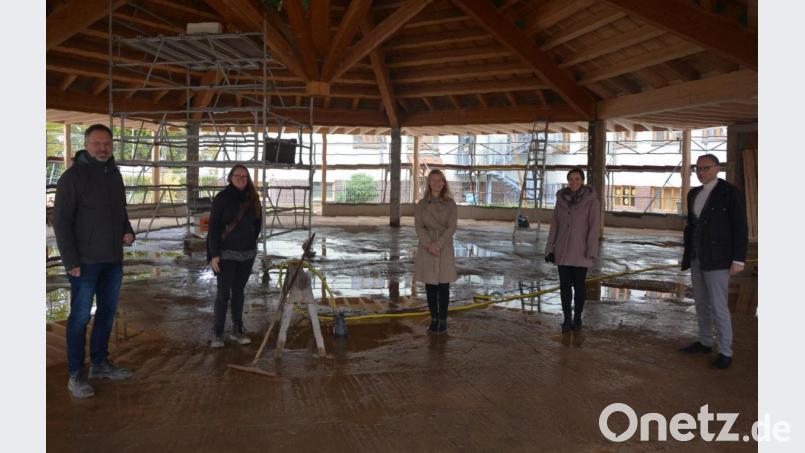 Architekt Peter Kuchenreuther, Architektin Susann Schäfer, Schulleiterin Karin Gleißner, ihre Stellvertreterin Kerstin Münchmeier und Bürgermeister Bernd Sommer (von links) im Inneren der künftig deutlich größeren Aula. Bild: jr