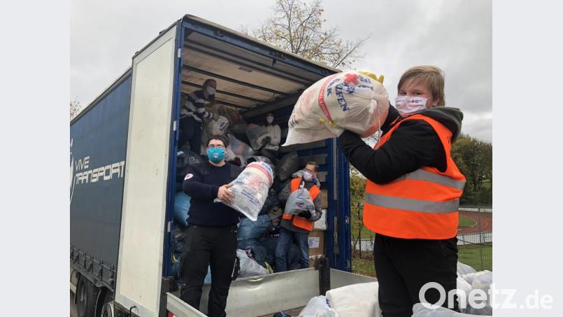 Mit Maske die schweren Altkleidersäcke aufzuladen, war schon etwas anstrengender. Bild: njn