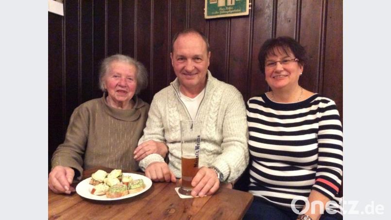 Drei, die sich ausgezeichnet verstehen: Theresia Wittmann (94) mit ihrem einstigen Ferienkind Carlo Hütter und dessen Frau Jeanette, die ebenfalls eine gebürtige Berlinerin ist. Zuletzt war Hütter Ende Februar – und damit vor dem Corona-Lockdown – in Krickelsdorf, um mit Theresia Wittmann, ihren Kindern und Enkeln seinen 60. Geburtstag nachzufeiern. Bild: san