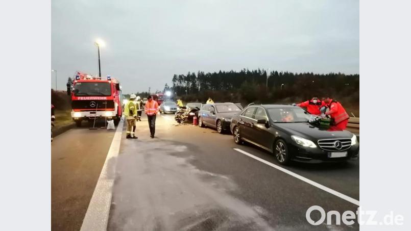 Drei Fahrzeuge waren in den Auffahrunfall auf der A 93 verwickelt. Bild: wro