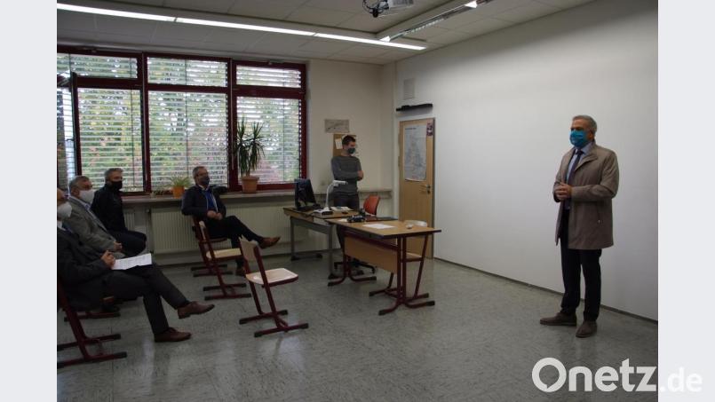 Landrat Roland Grillmeier (rechts) begrüßte zur Sitzung im Klassenzimmer. Bild: as