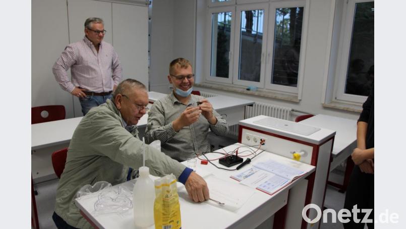 Der neue Chemiesaal der Realschule Auerbach wird seiner Bestimmung übergeben. Bild: Realschule Auerbach/exb