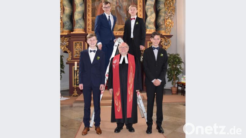 Nach der Einsegnung der Konfirmanden (von links): Simon Lederer, Patrick Roberts, Pfarrer Matthias Ahnert, Johannes Bruhn und Tobias Lindner. Bild: wku
