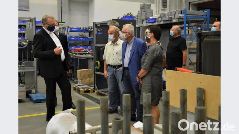 In drei Gruppen erkundeten die Besucher das MMM-Werk in Stadlern. Bild: Hans Fischer/exb