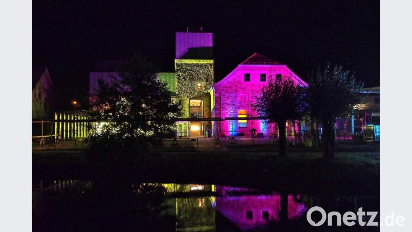 Die Arbeit im &quot;CeBB&quot; in Schönsee - hier eine Lichtinszenierung am Gebäude - wird wieder vom Landkreis gefördert. Bild: eib
