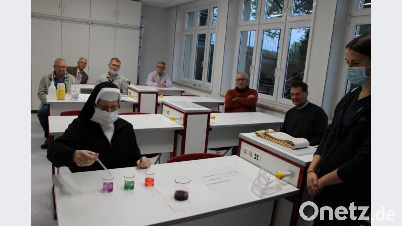 Die Vertreter des Ordens der Schulschwestern, des Landkreises und der beteiligten Firmen lassen sich nicht lange bitten und probieren den neuen Chemiesaal der Realschule gleich aus. Bild: Realschule Auerbach/exb