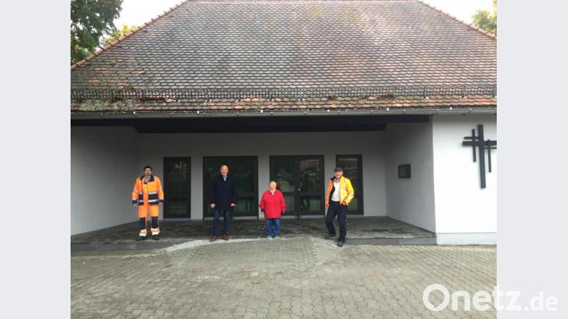 Die Kümmersbrucker Inklusionsbeauftragte Else Koller (Zweite von rechts) freut sich zusammen mit Bürgermeister Roland Strehl (Zweiter von links) über die neue Rampe am Leichenhaus. Ihr Dank gilt Richard Eckl (rechts) und Jürgen Kohl (links) vom gemeindlichen Bauhof. Bild: Norbert Gradl