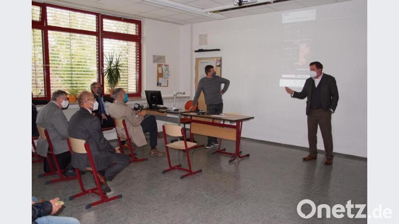 Willkommen im digitalen Klassenzimmer: Konrektor Reiner Summer und Mathelehrer Manuel Brucker (von rechts) erklärten den Mitgliedern des Schulausschusses, wie der Unterricht bald überall laufen könnte. Die Wand wurde kurzerhand zur übergroßen Projektionsfläche umgestaltet. Bild: as