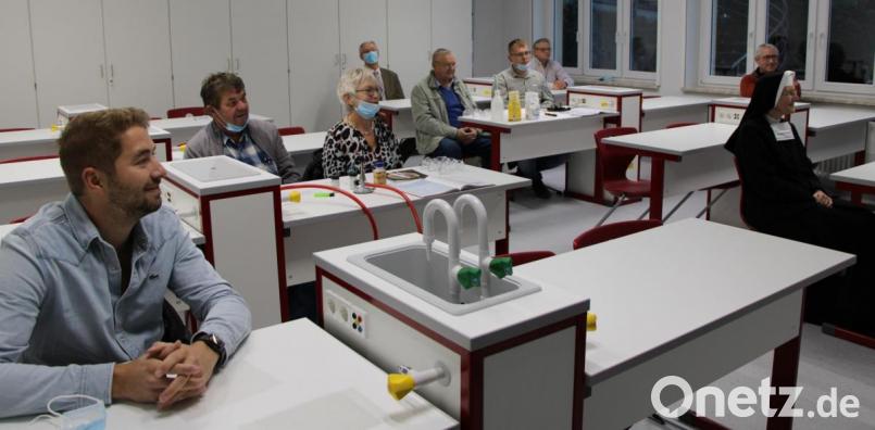 Der neue Chemiesaal der Realschule Auerbach wird seiner Bestimmung übergeben. Bild: Realschule Auerbach/exb