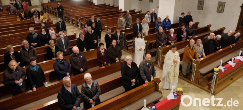 Pfarrer Max Früchtl feiert mit den 27 Jubelpaaren Ehejubiläumsgottesdienst. Bild: le