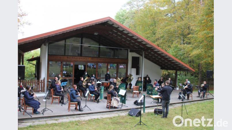 Die Ehenbachtaler Blaskapelle unter Leitung von Johannes Pilarski überrascht bei ihrem Herbstkonzert auf dem Buchberg die Besucher mit einem ruhigen Programm. Die Stücke mit Tiefgang gehen unter die Haut und erfreuen das Herz. Bild: ads