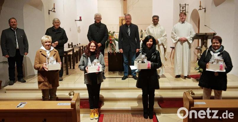Für 40-jährige Tätigkeit im Kinderhaus wurde Anita Schindler (vorne, links) geehrt; Eleonore Schwemmer und Kindergartenleiterin Michaela Schmidt (rechts daneben) für 25 Jahre, ebenso Kornelia Kick Tesfaye, die seit 25 Jahren für den Krankenpflegeverein Nagel tätig ist. Es gratulierten (von links) Bürgermeister Bernhard Schindler, Altbürgermeister Ludwig König, die Kirchenpfleger Werner Scharf und Klaus Brunner, Pater Joy und Pastoralreferent Maximilian Pravida. Bild: ld