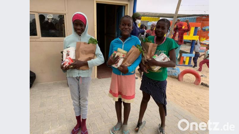 Kinder in Namibia mit ihren Essenspaketen. Bild: exb