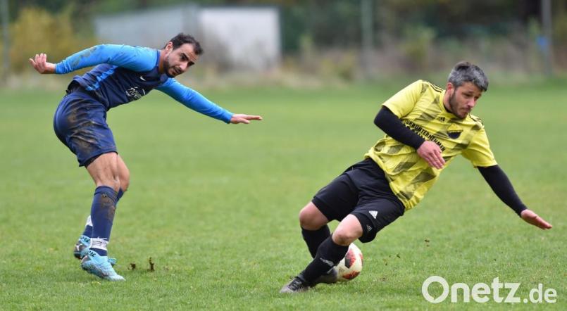 Der FC Vorbach kassierte im Spitzenspiel der Kreisklasse West seine vierte Saisonniederlage. Mit ihrem 1:0-Sieg machte die SpVgg Windischeschenbach das Rennen an der Tabellenspitze wieder ein Stück weit spannender. In dieser Szene schießt der Vorbacher Haroun Kahouli (links), SpVgg-Verteidiger Markus Seitz blockt den Schuss ab. Bild: A. Schwarzmeier