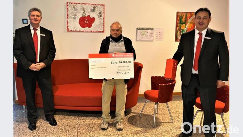 Von links: Filialdirektor Wolfgang Busch, Gerhard Schwaiger, Berater Christian Diertl. Bild: exb