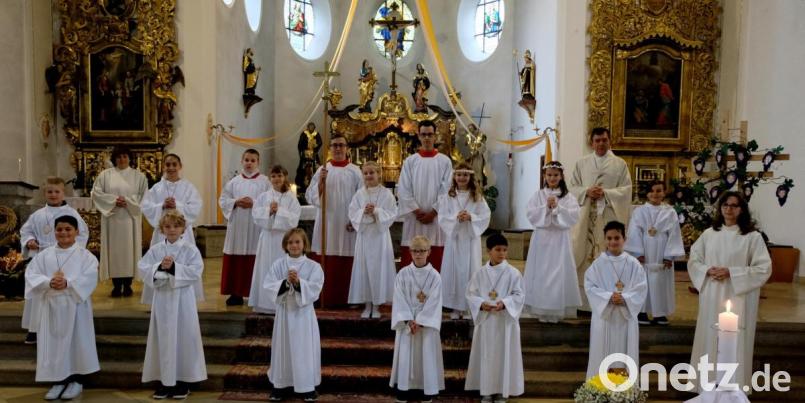 Acht Buben und fünf Mädchen empfangen in der katholischen Pfarrkirche St. Johannes der Täufer die Erstkommunion. Pfarrer Max Früchtl, Elisabeth Lehner und Christina Schaller haben sie dabei begleitet. Bild: le