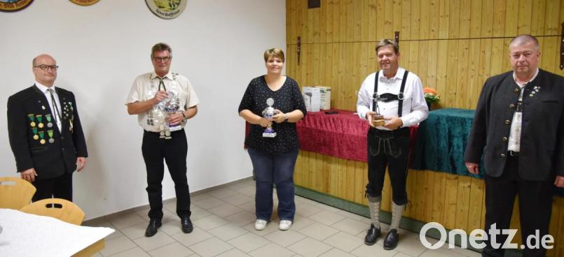 Preisverteilung für Seppl- und Geburtstagsschießen (von links): Dritter Schützenmeister Markus Gebhard, Xaver Wolfsteiner, Steffi Kordein-Kubeng, Lothar Mehringer und Josef Schmaußer. Bild: Drei-Mohren-Schützen/exb