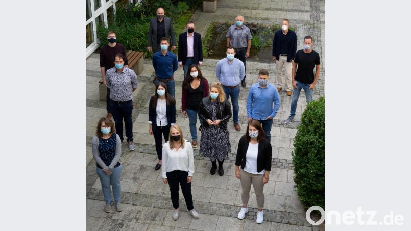 In der ersten Reihe von links Sabrina Trippner, Tina Rebhan, Julia Zorzytzki, in der zweiten Reihe Ines Hanft, Merle Metzner, in der dritten Reihe Fabian Scheer, Corinna Rehfeldt, Franz Dieminger, in der vierten Reihe Carsten Lindner, Andreas Dorsch, Marcel Scherer, Sebastian Wolf. Willkommen hießen sie (letzte Reihe von links) Michael Schmidt (Schulleiter), Frank Eckstein (weiterer ständiger Vertreter des Schulleiters, Wirtschaftsschule), Heribert Pickert (ständiger Vertreter des Schulleiters, BSZ) und Peter Braune (weiterer ständiger Vertreter des Schulleiters, FOS/BOS). Bild: Berufliches Schulzentrum Marktredwitz/exb