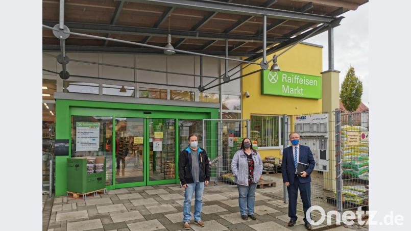 Bankdirektor Werner Bäumler von der Raiffeisenbank Neustadt-Vohenstrauß begrüßte das Ehepaar Angelika und Max Beer (von rechts.) aus Altendorf bei Nabburg als neue Eigentümer der Immobilie. Bild: gz