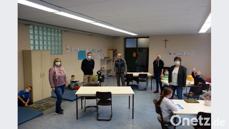 In der harmonischen Zusammenarbeit von Schule, Marktgemeinde und gsi sehen Rektor Edgar Hanner und Bürgermeister Markus Bauriedl (hinten, von links) mit Gfi-Geschäftsführerin Martina Weiß (rechts) das Erfolgsrezept der ersten offenen Ganztagsschule im Grenzmarkt. Bild: fjo