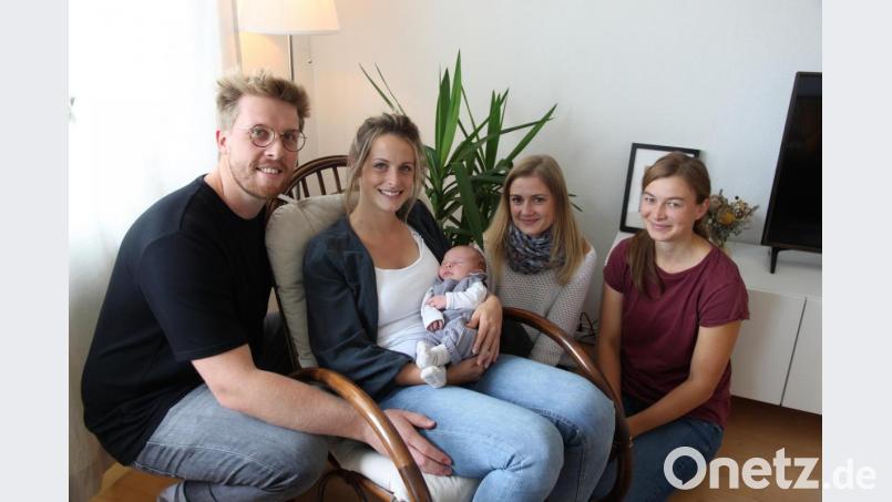 Die kleine Tochter von Melanie Ferstl (Zweite von links) und ihrem Partner Sebastian Lochner (links) ist dieses Jahr die 40. Hausgeburt der beiden Hebammen Verena Raab (rechts) und Alexandra Regner (Zweite von rechts). Bild: bph