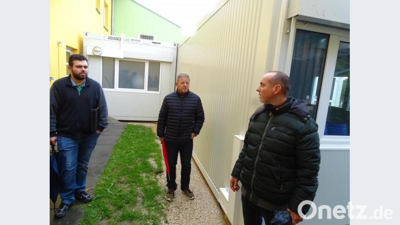 Corona gebietet Abstand. Als ihnen Zweiter Bürgermeister Florian Adam
(rechts) die am Kindergartengelände aufgestellten Container zeigte, mussten die Gemeinderäte wegen der engen Situation in Zweier-Teams zur Besichtigung der Behelfsunterkünfte kommen. Bild: Houschka