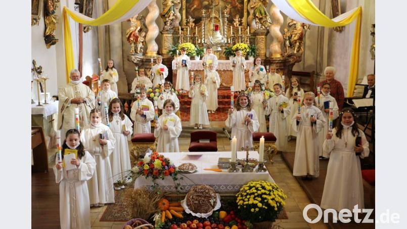 24 junge Christen empfangen in Luhe erstmals den Leib Christi. Bild: rgl