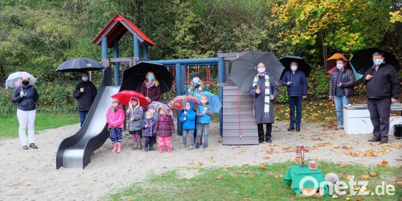 Das Wetter ließ zur Segnung des neuen Spielgerätes zwar sehr zu wünschen übrig, was der Freude keinen Abbruch tat. Die Idee des Elternbeirats, den Wunsch durch eine Crowdfunding-Aktion zu steuern, war damit ein voller Erfolg. Bild: wlr